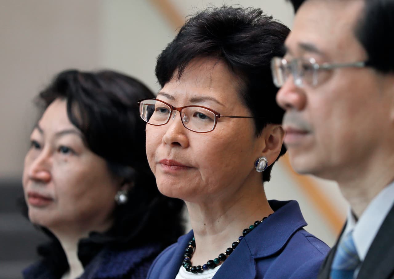 La jefa del Ejecutivo, Carrie Lam, acompañada de sus dos principales colaboradores, defendió la medida y argumentó que está destinada a ayudar a preservar la ley y el orden en la ciudad. "Nadie quiere que Hong Kong sea un refugio para delincuentes fugitivos", dijo en defensa de la propuesta. Lam negó estar ignorando a los manifestantes y afirmó que su administración ya llevó a cabo importantes concesiones para garantizar que se respetarán las libertades únicas de que goza Hong Kong
<b> </b>y que la ley estará conforme a los estándares internacionales de derechos humanos. "Mi equipo y yo no hemos ignorado las opiniones expresadas sobre esta importante pieza de la legislación. Hemos escuchado muy atentamente", insistió.
<br>
<br>