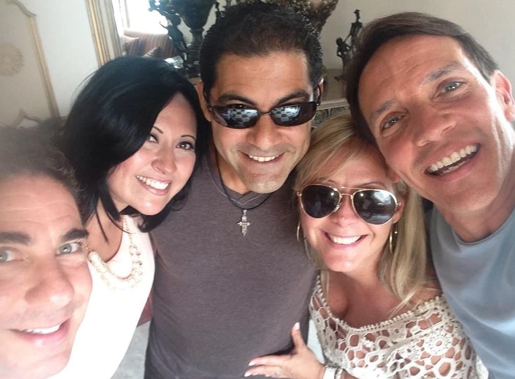 La pareja vive en el estado de Florida, donde han compartido con otros exmiembros de Menudo como Ricky Meléndez (extrema izquierda) y René Farrait (extrema derecha).