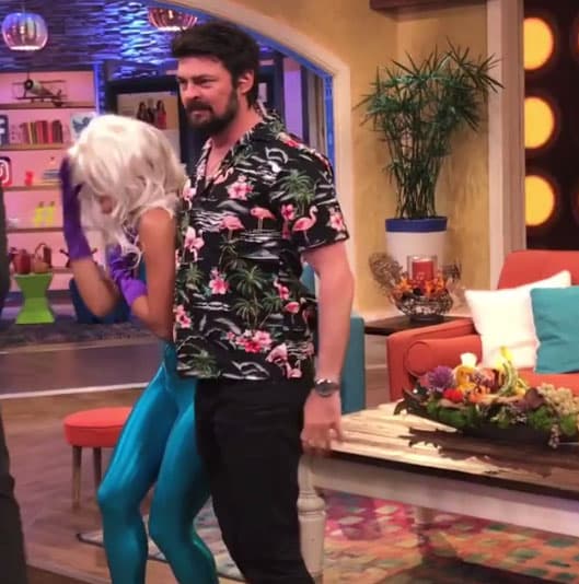 Nuestra heroína no podía contener la risa, pero rápidamente lo solucionó.