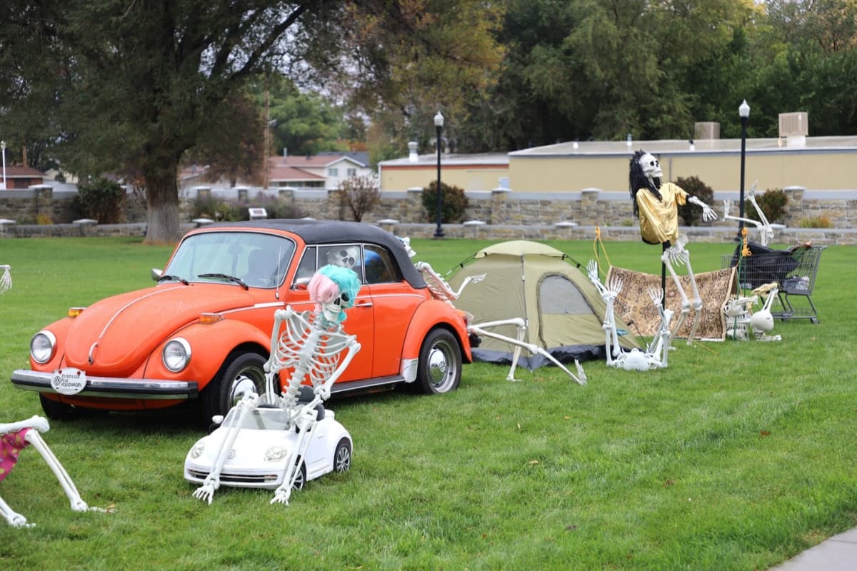La imaginación no tiene límite y como muestra este escenario en donde un automóvil forma parte. Los niños son los que más disfrutan de la exhibición.