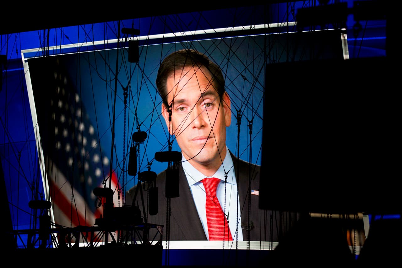 MIERCOLES 20 DE JULIO. 9:31 PM. Marco Rubio estuvo presente con un mensaje muy rápido. Un minuto de video, nada mal par un auditorio que tiene cuatro pantallas gigantes al centro.