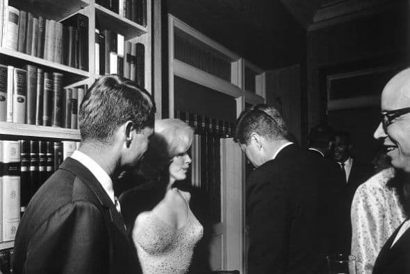 Ahora, el pasado 2 de mayo volvió a ser el centro de atención al usar el icónico vestido de Marilyn Monroe con el que le cantó 'Happy birthday' al presidente John F. Kennedy en 1962. 
<br>