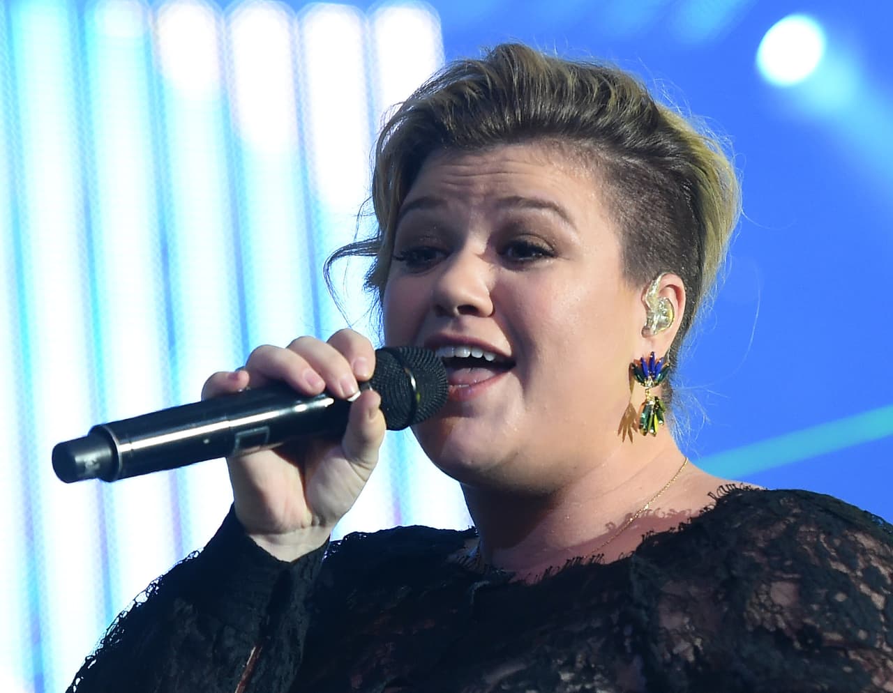 La carismática intérprete vaya que tiene una curiosa forma de compartir sus noticias.