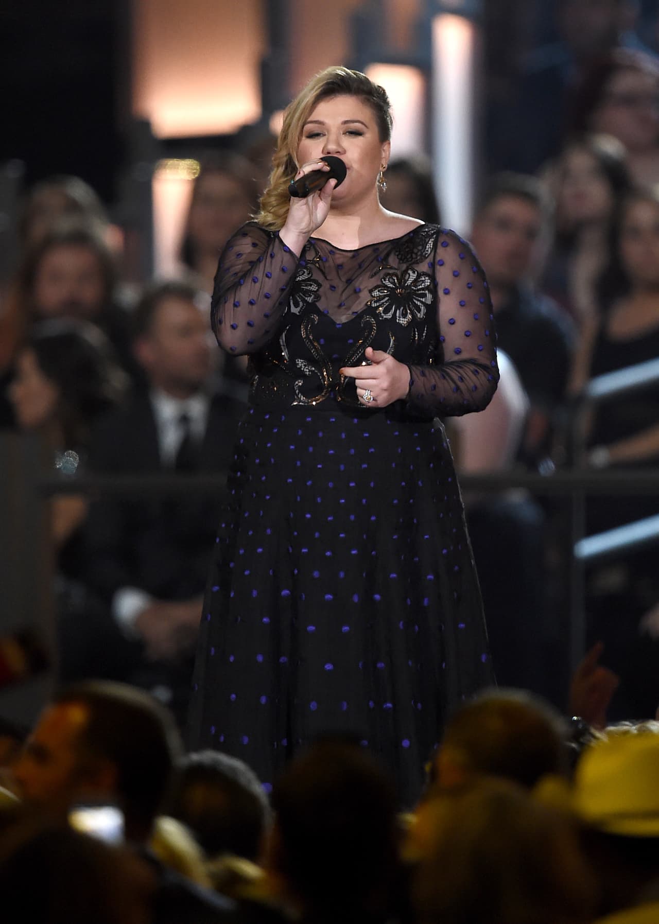 Kelly apenas reveló que esperaba un bebé a mediados de agosto.