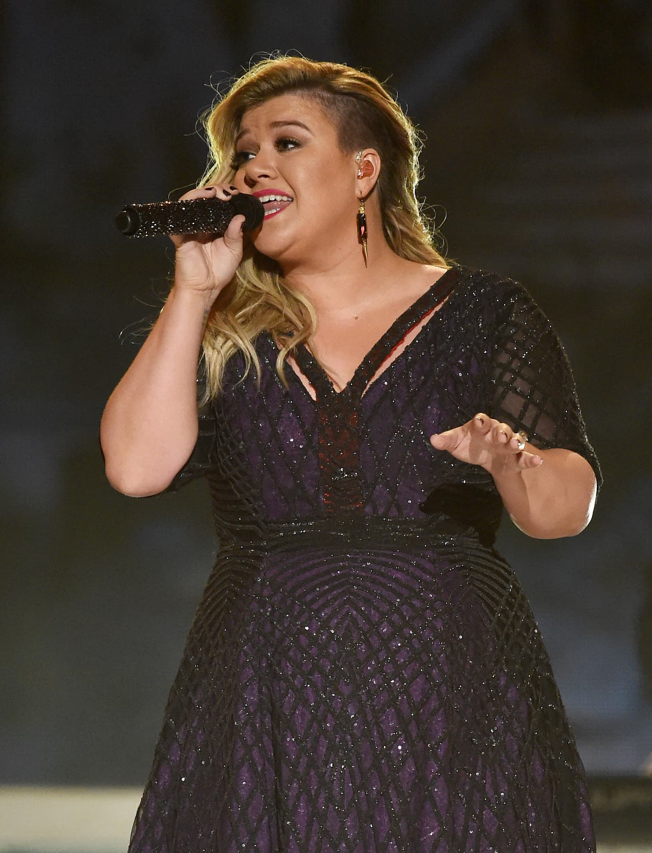 "¡Todavía no vomito!", le compartía a sus fans en pleno concierto en Los Angeles.