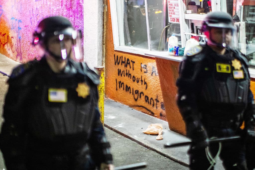 En las calles de Paramount, quedó escrita la pregunta que millones de personas se hacen continuamente en Estados Unidos y que invita a pensar en
<b>las consecuencias de estas deportaciones para la nación construida por inmigrantes</b>.