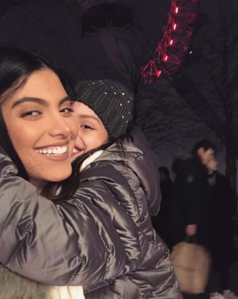 También tiene a otra de sus mejores amigas en la familia, su hermanita Carlota, a quien le lleva 18 años.