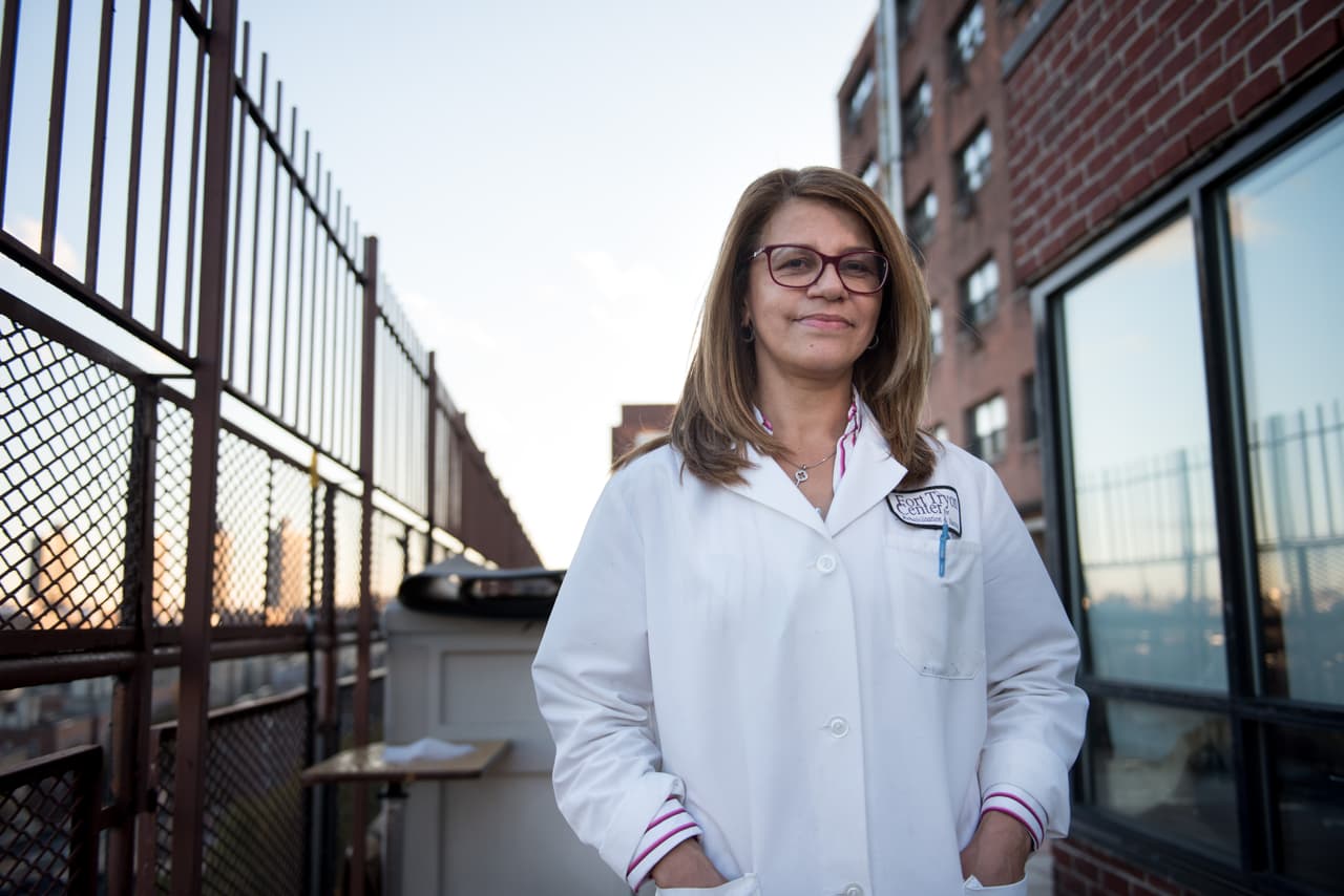 Luz Sanchez works with patients with physical rehabilitation at Fort Tryon Center for Rehab & Nursing in New York City, NY, on Novemeber 14, 2017. Photo ©Skyler Reid for Univision Digital