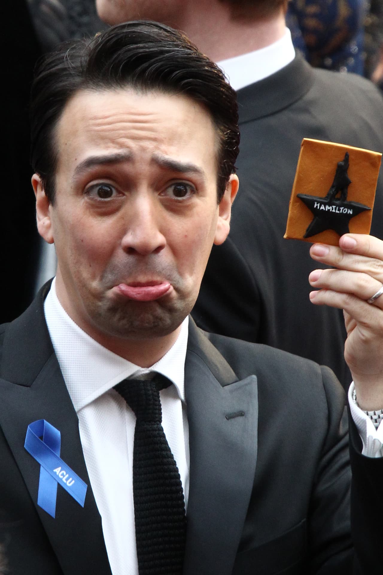 Actores, presentadores e invitados lucieron un listón azul a su paso por la alfombra roja de los Premios Oscar 2017 como una forma de demostrar su apoyo a la asociación por los derechos civiles ACLU: