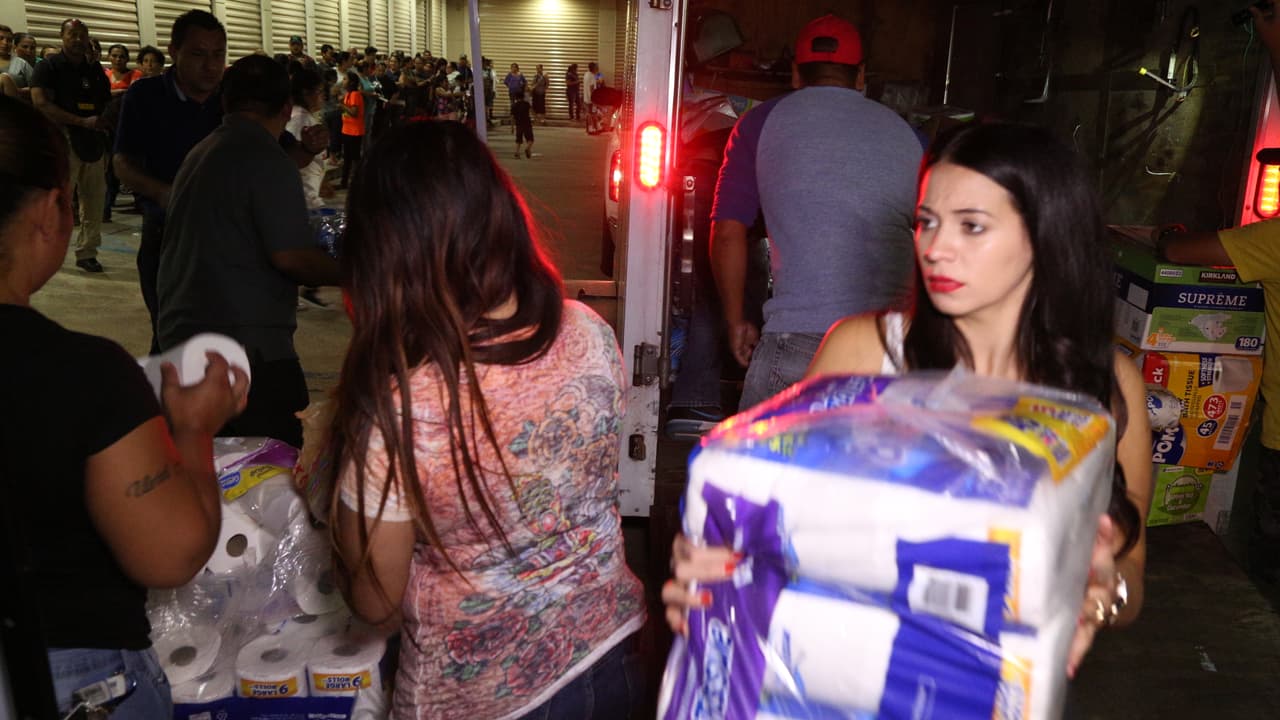 Así fue la entrega de ayudas por 'El Bueno, La Mala y El Feo' en Port Arthur, una de las localidades más afectadas por el huracán Harvey.