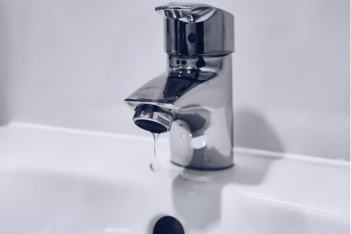 También pueden tener la misma temperatura en el termostato durante el día y la noche. Mantener cerradas las puertas del garage y de la entrada principal de la casa, asi como las ventanas.