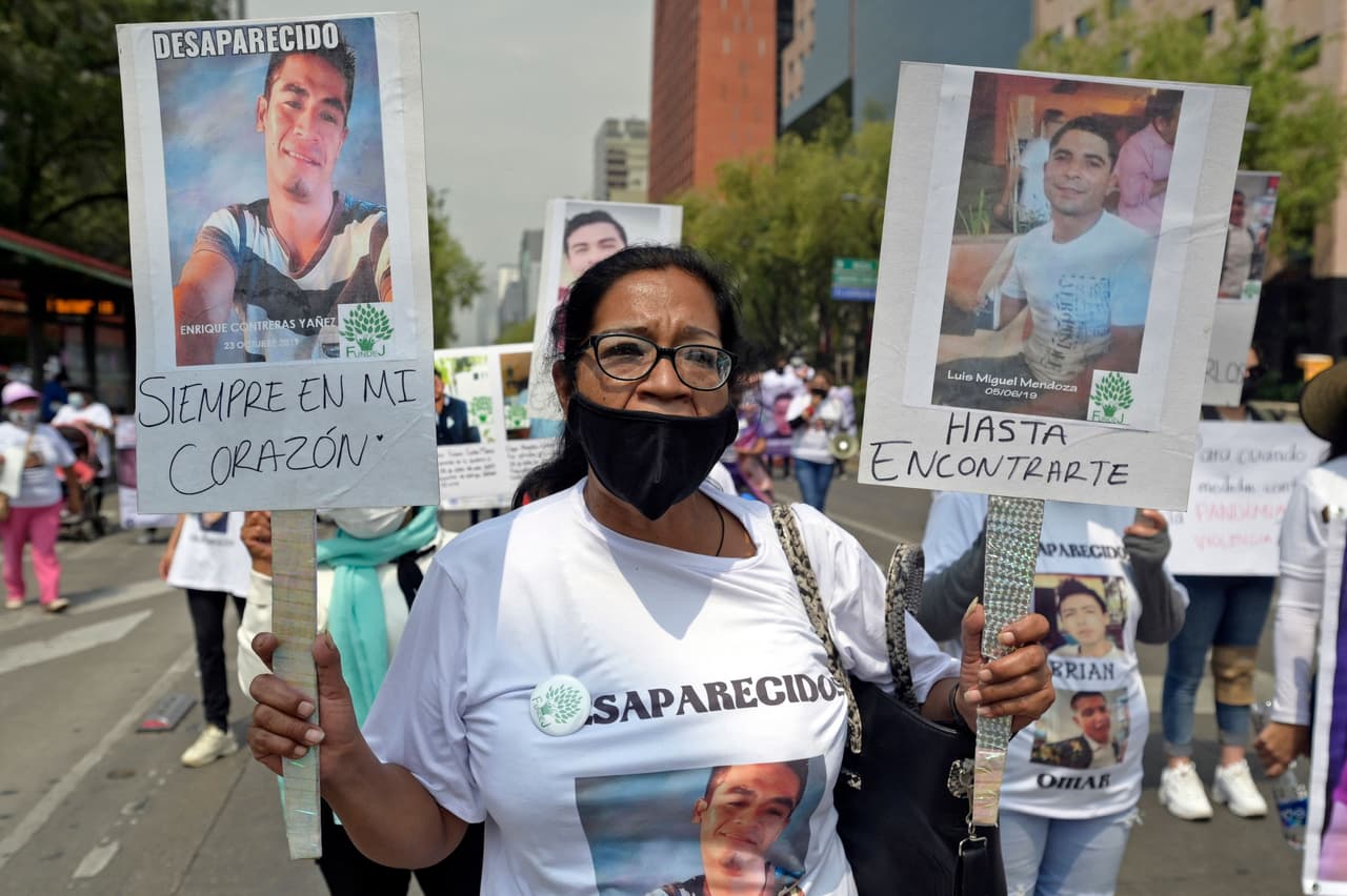 Vestidas con camisetas blancas, alzando imágenes de sus hijos desaparecidos, estas madres salieron a las calles de varias cuidades de 
<a href="https://www.univision.com/temas/mexico-city">México</a> con el fin de reclamar una acción más decidida y contundente del Estado para que investiguen los casos. "No hay nada que festejar. ¡¿Dónde están nuestros hijos?!", clama furiosa Yolanda Morán mientras avanza en silla de ruedas por una avenida de la capital de México, que este lunes celebró el Día de la Madre.