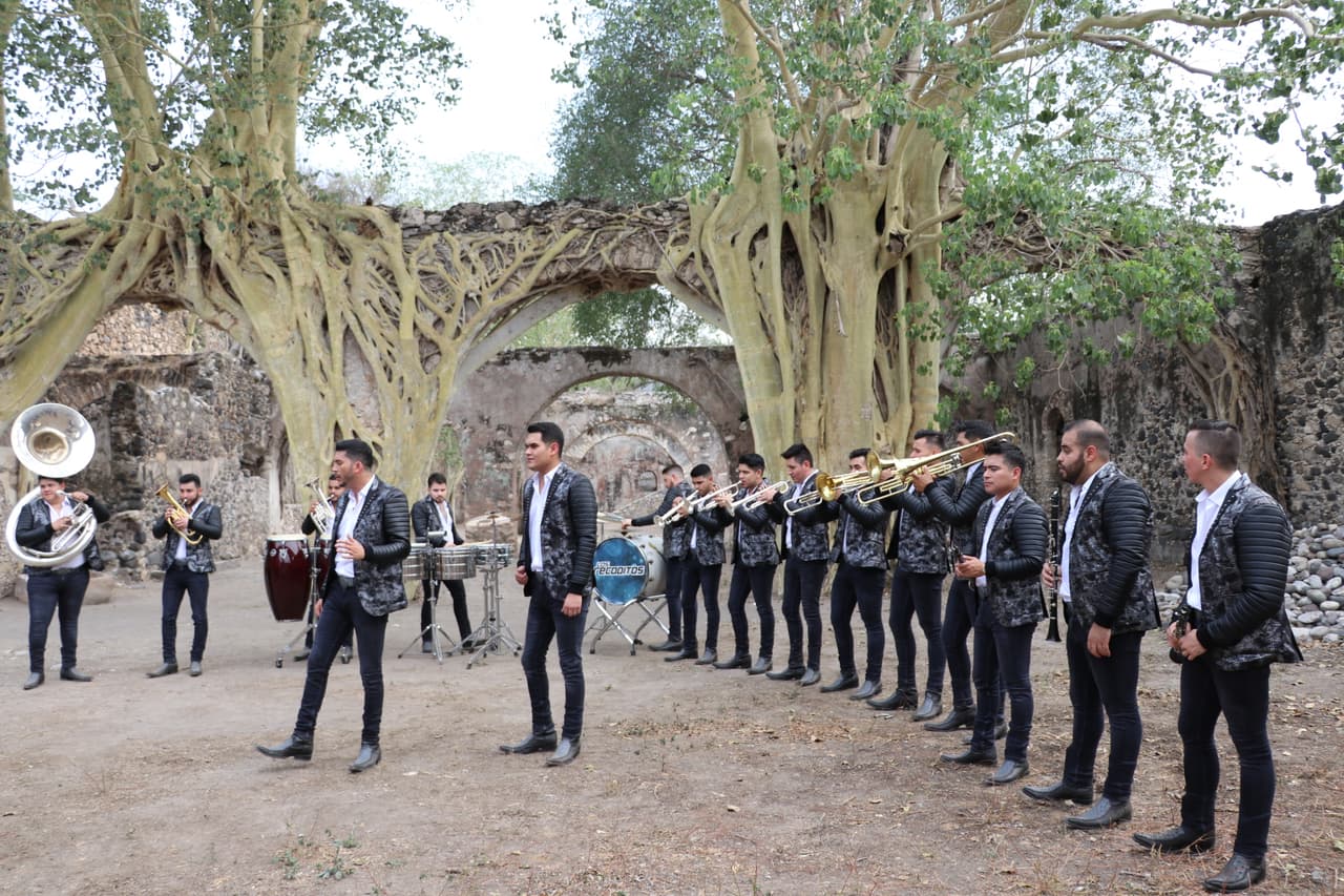 Los Recoditos vestían uno de sus trajes en color negro y aunque lucían muy coordinados, la combinación de los trajes y el lugar ¡los hizo sudar!