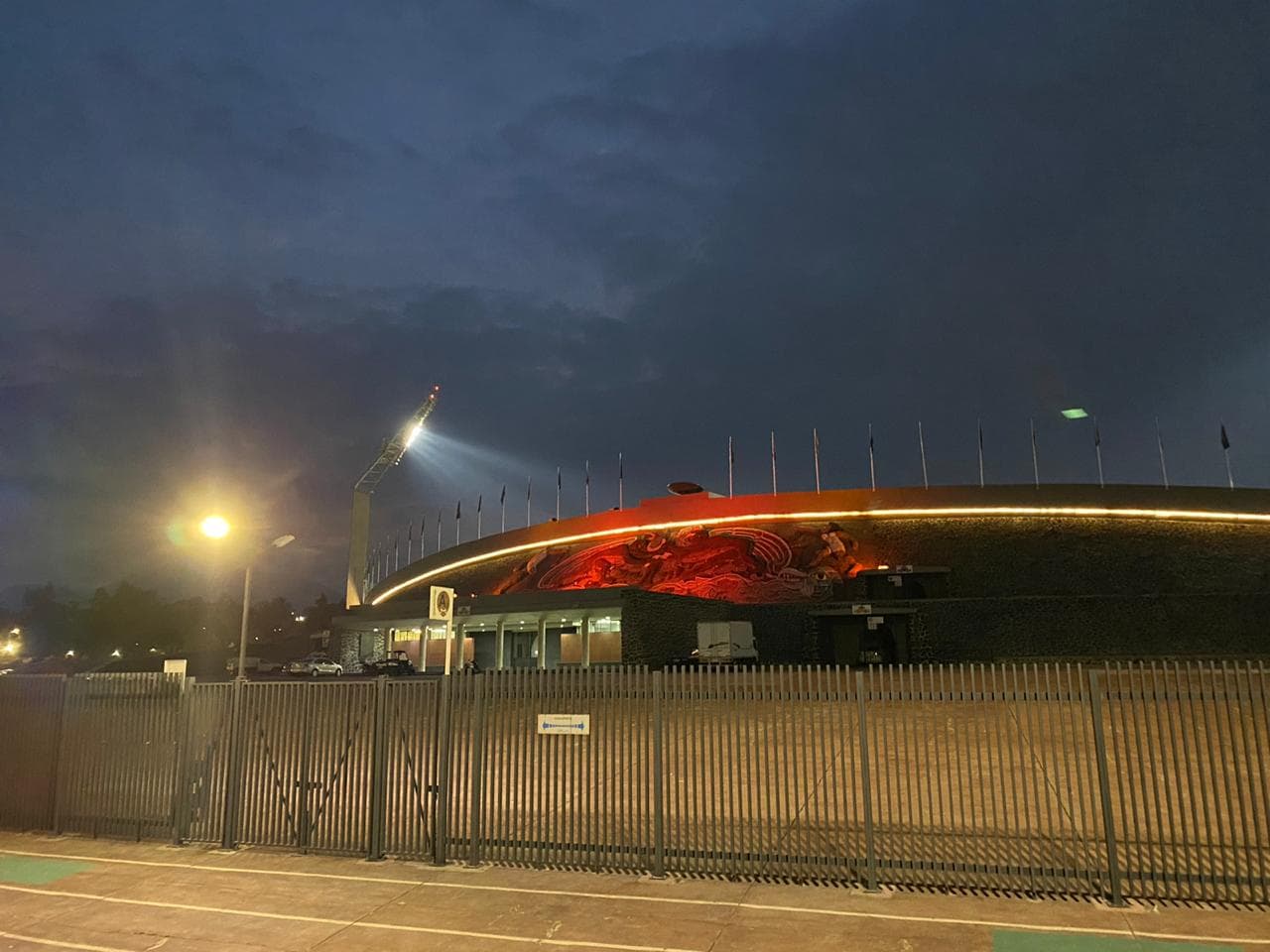 Autoridades de la Alcaldía Coyoacán resguardaron el perímetro del Estadio Olímpico Universitario horas antes del cotejo, pero nada detuvo a los hinchas auriazules para alentar a su escuadra en el primer episodio de la Gran Final del Guard1anes 2020.