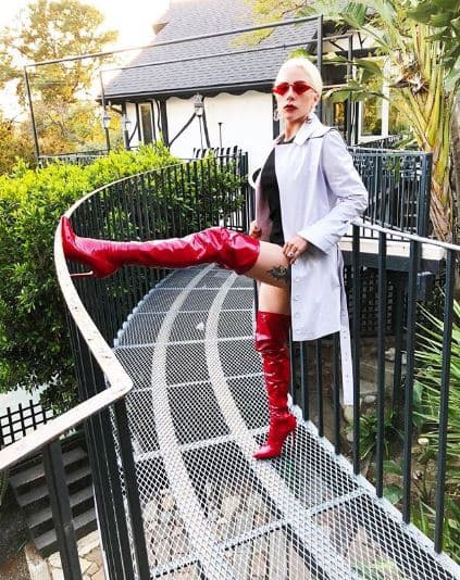 A través de sus redes sociales, la intérprete comparte imágenes inéditas de los diseños con los que viste sus pies.