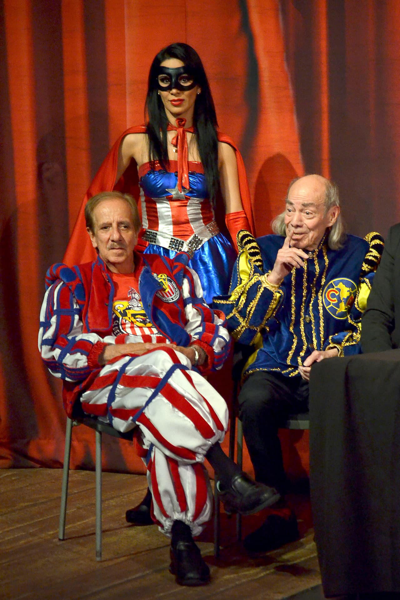 Incluso, llevó su pasión al escenario profesional para vestirse de 'águila' en el teatro.