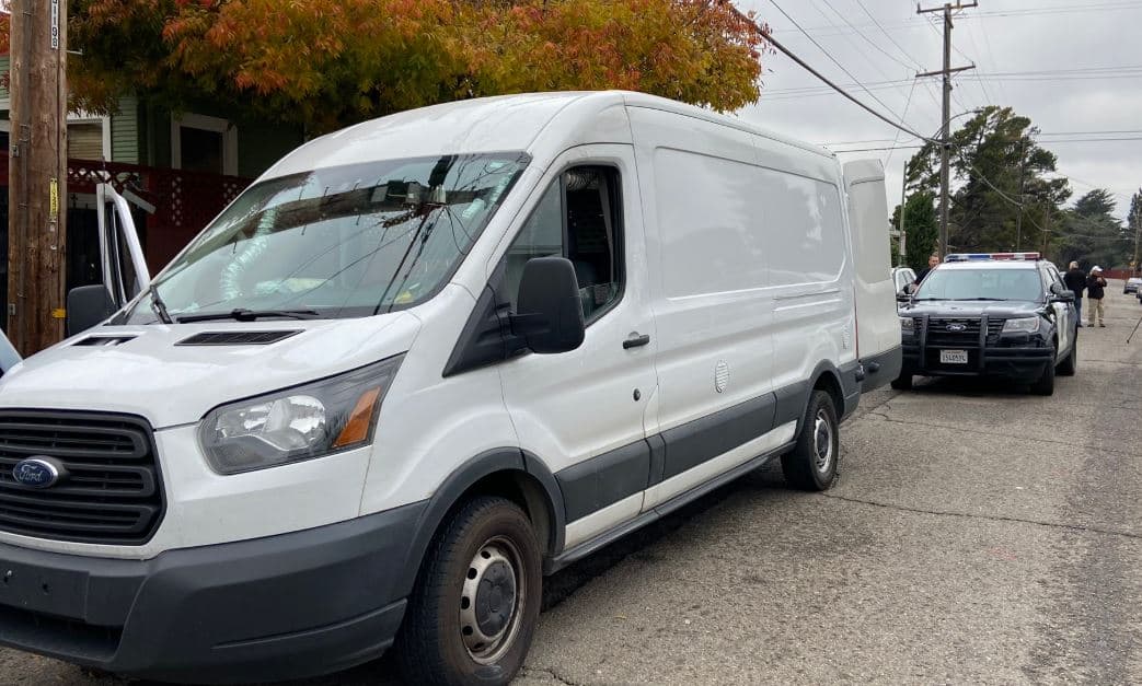 Los perritos que fueron recuperados se mantienen actualmente en el Refugio de Animales de Oakland. La Policía está pidiendo al público, específicamente a aquellos que adoptaron a un perro el lunes por la mañana de un hombre que conducía una camioneta con una descripción coincidente, que se comuniquen con los departamentos de Policía de Oakland o Fremont con cualquier información.
<br>
<br>