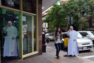 Las calles de Asunción, Paraguay, muestran afiches con la figura del Papa Francisco.