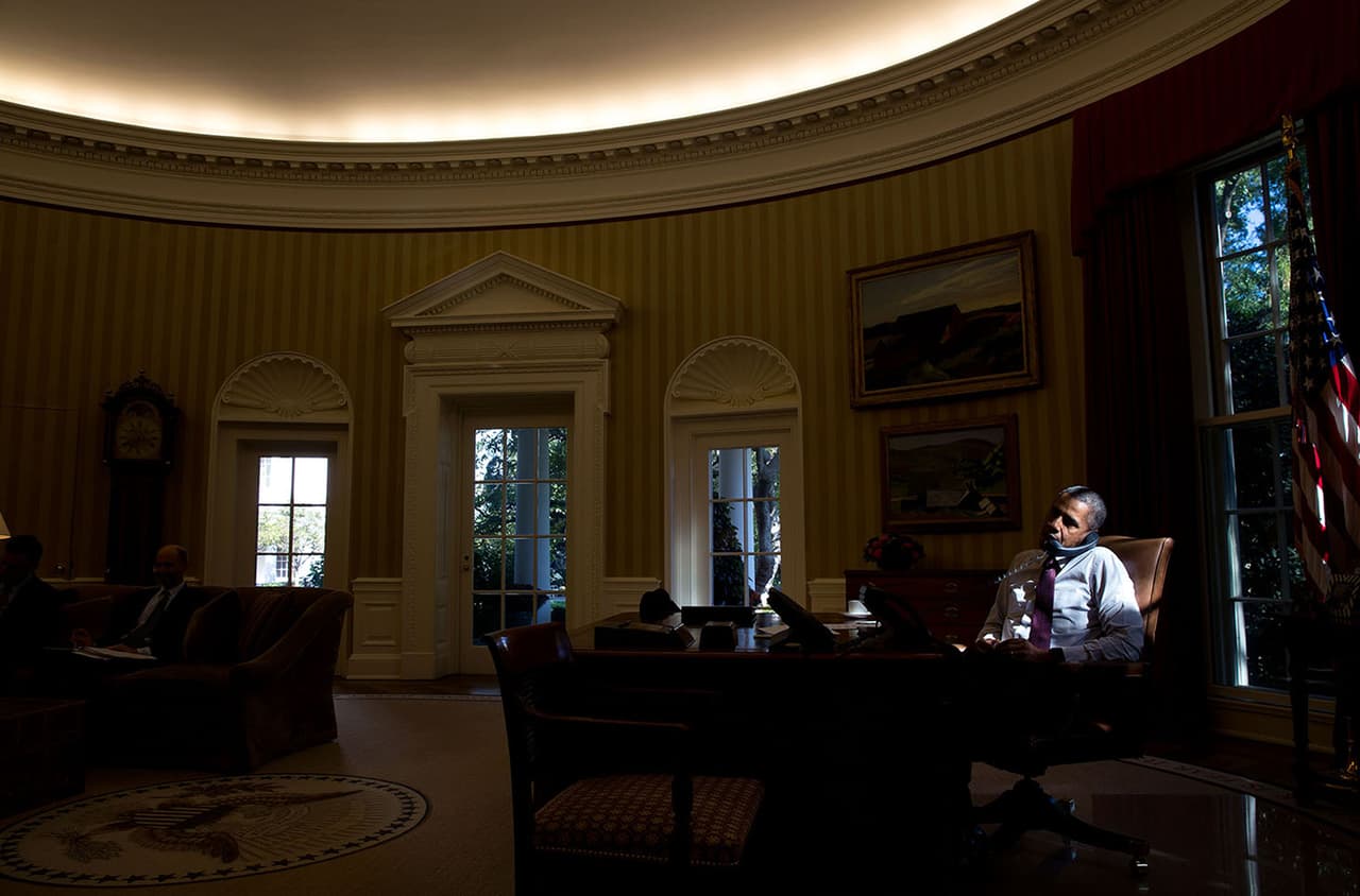<b>Cae la tarde en la oficina Oval</b>. El presidente atiende una llamada a la luz del atardecer que entra por una ventana de su lugar de trabajo en la Casa Blanca.