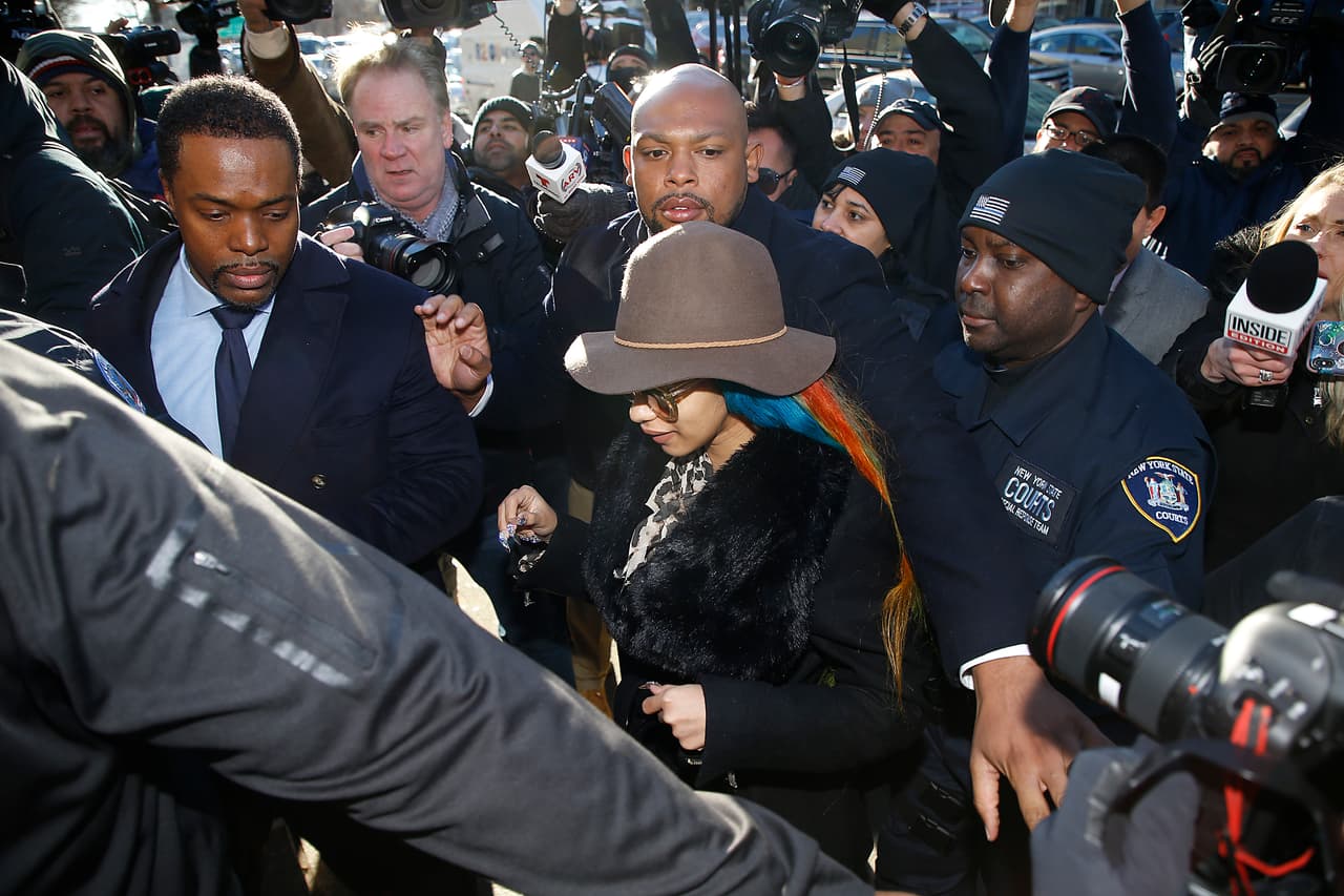 Finalmente el juez emitió una orden de protección a favor de las bailarinas demandantes para
<b>que Cardi B no pueda mantener contacto físico ni por internet</b> con ellas.