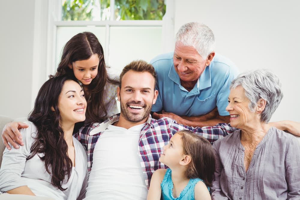 Debes pensar más con la cabeza porque si continúas pensando solo con el corazón podrías cometer errores. Están apuntando indicios que te conducirán al cambio y la transformación total de tu vida. Debido a las características de tu signo deberás tomarlo todo con mucha calma para no caer en errores que te hagan gastar tus ahorros en inversiones fantasmas. Hay un tono alegre en la familia por una buena noticia largamente esperada que es lo mejor para todos. ¡Un buen mes, Piscis!