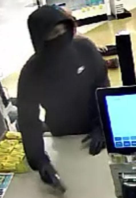 También atacan con gas pimienta a empleados y clientes mientras roban medicamentos recetados.