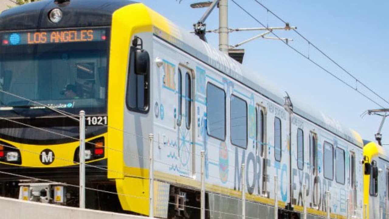 La Autoridad de Transportet del condado de Los Angeles también fue citado por CAL OSHA por incumplir la normativa. El empleador deberá pagar $10,435 por no informar la hospitalización y muerte de un empleado que involucró COVID-19,y no para prevenir exposiciones dañinas de sus empleados a partículas infecciosas o potencialmente infecciosas en el aire.