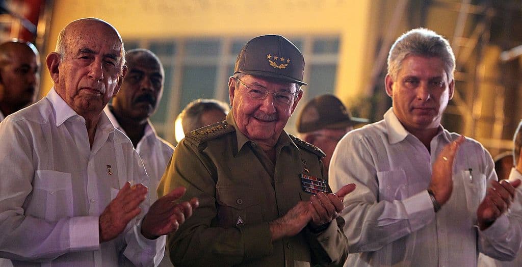 El presidente cubano Raúl Castro (centro) participa en una ceremonia para conmemorar el 55º aniversario de la Revolución Cubana, el 1 de enero de 2014 en Santiago de Cuba. A la izquierda, el ex-vicepresidente José Ramón Machado Ventura; a la derecha, el presidente Miguel Díaz Canel.
