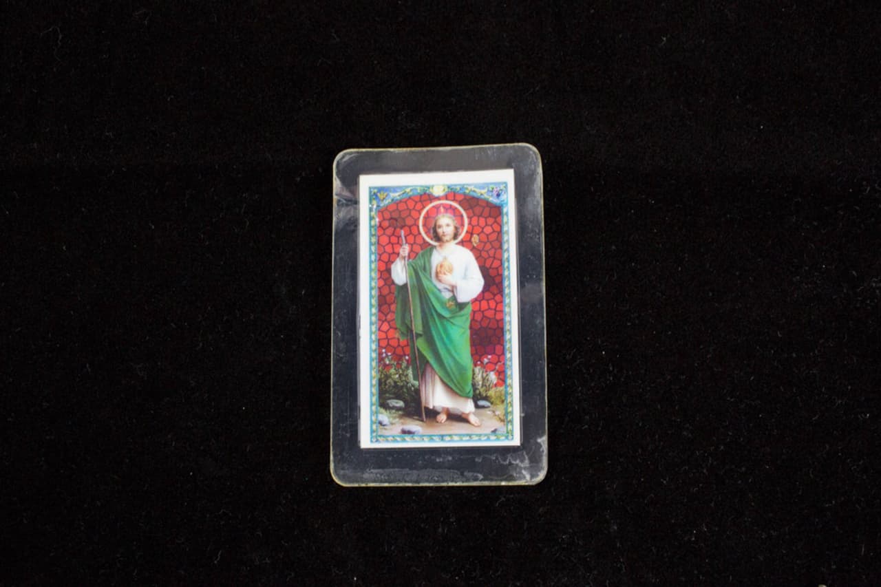 Tarjeta laminada de San Judas Tadeo que encontraron a un hombre de entre 30 a 66 años que fue encontrado el 28 de septiembre de 2012 en el condado Brooks.