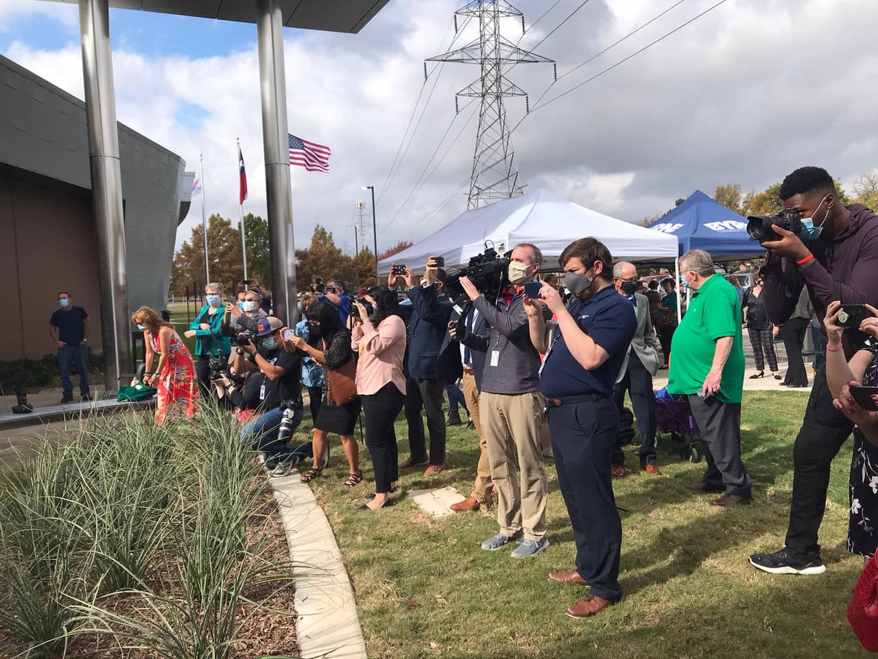 Líderes locales como el alcalde de Arlington Jeff Williams, el Representante del Distrito 5 del Concejo Municipal Dr. Ignacio Núñez, el presidente de la Junta de Parques y Recreación Steve Kerr, y la Junta Asesora de Bibliotecas Silla Peggy Martin entre otros estuvieron presentes.
<br>