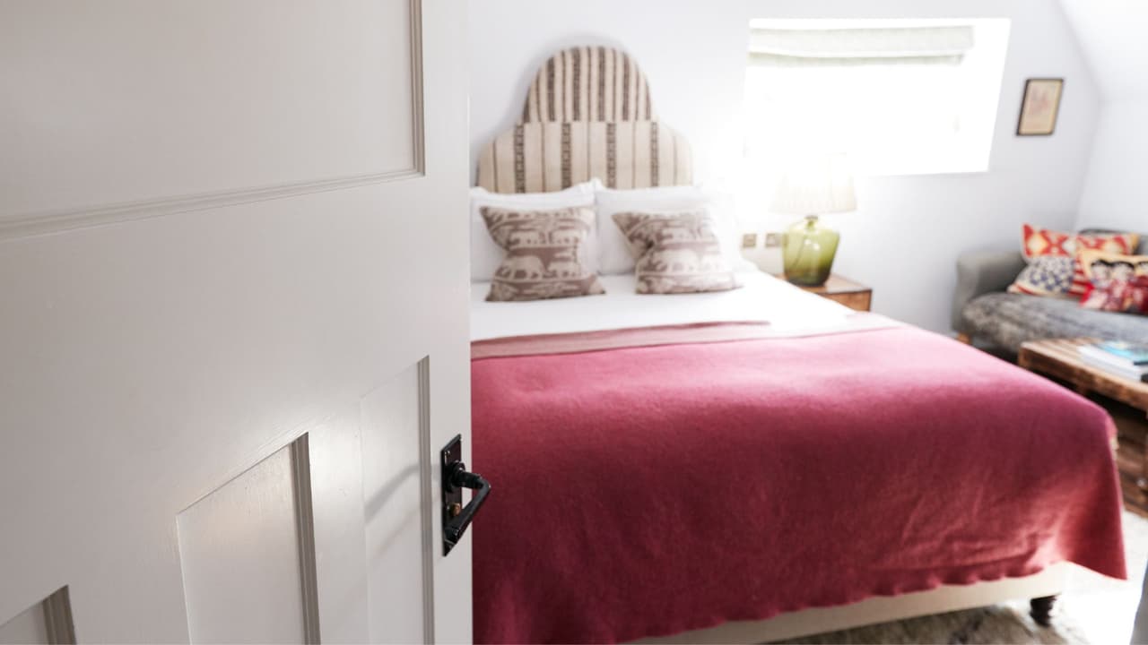 <h3 class="cms-H3-H3">Quién puede recibir el bono 🔎</h3> No es para todo el mundo:
<b> solo aplica a personas que nunca hayan sido anfitriones en Airbnb.</b> 
<br>Además, la vivienda debe estar 
<b>en un código postal que la empresa considere elegible.</b> Y el anuncio debe ser de casa completa, 
<b>no de una habitación. </b>
<br>Antes de publicar, la propia promoción pide verificar el código postal en su página oficial: 
<a href="https://es.airbnb.com/e/fifa-new-host" target="_blank">haz clic aquí</a>
<br>
<b>Reglas locales que debes conocer: </b>la Ciudad de Dallas informa que una orden judicial temporal frenó la aplicación de dos ordenanzas recientes sobre rentas de corto plazo. 
<br>Sin embargo, siguen vigentes reglas sobre 
<b>condiciones mínimas de la propiedad, ruido y molestias a vecinos.</b> 
<br>La Ciudad de Fort Worth exige 
<b>un registro anual para quienes alquilan por periodos cortos.</b> 
<br>También 
<b>hay obligaciones relacionadas con el impuesto de ocupación hotelera, y existen sanciones si no se cumplen.</b> 
<br>💡 
<b>En resumen:</b> el bono de 750 dólares no elimina las reglas ni las responsabilidades fiscales. 
<br>👉🏻 El incentivo puede ser atractivo, pero las obligaciones siguen ahí.