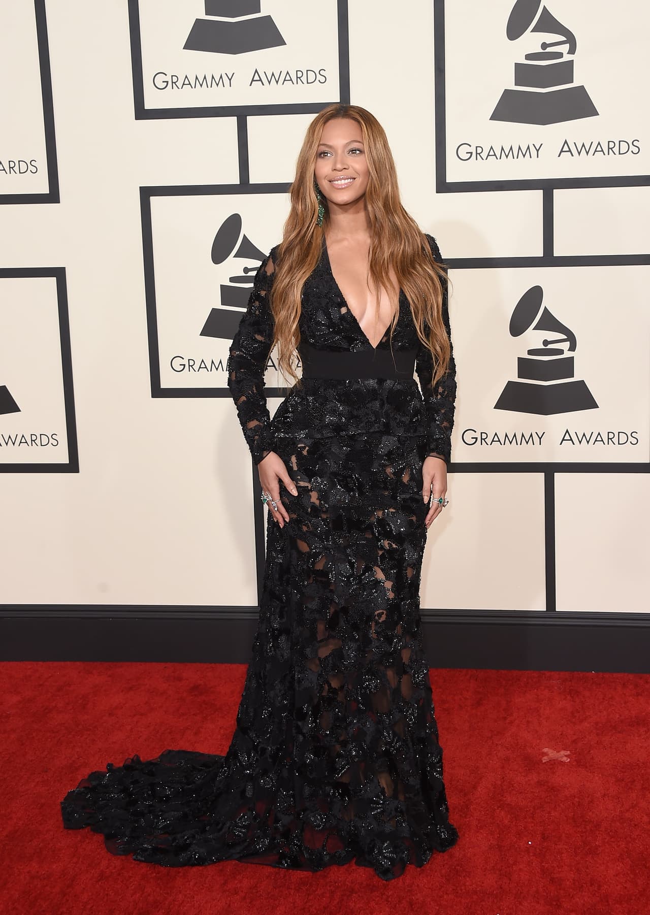 Con este escote la cantante hizo su primera aparición pública de 2015.