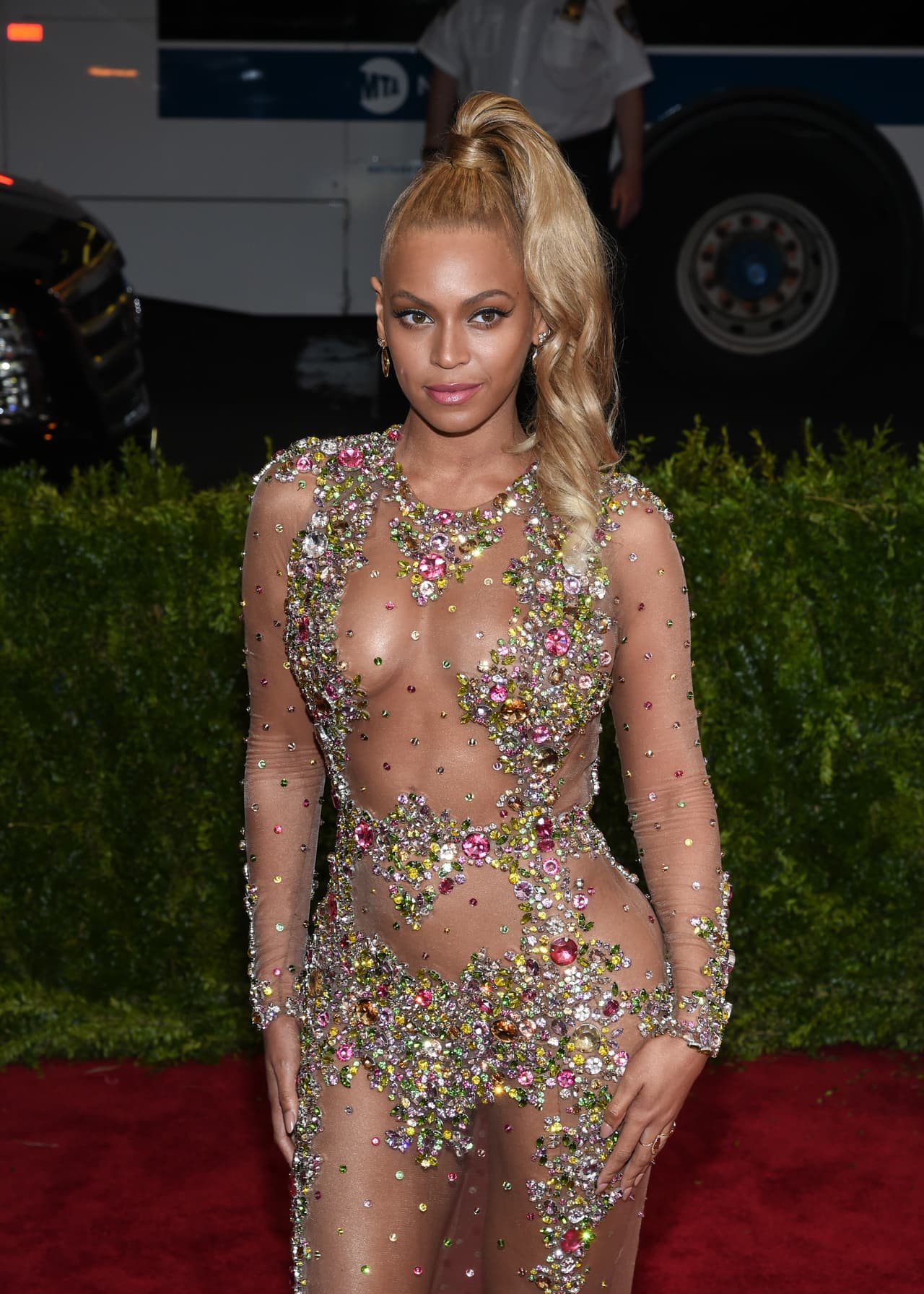 Y a mediados de año Beyoncé se lució con este vestido transparente durante la Met Gala. Por supuesto, el escoptazo fue espectacular.