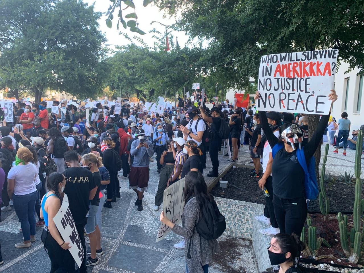 Manifestantes se reunieron este sábado en San Antonio para protestar por la muerte de George Floyd, ocurrida el pasado lunes en Minneapolis, Minnesota.