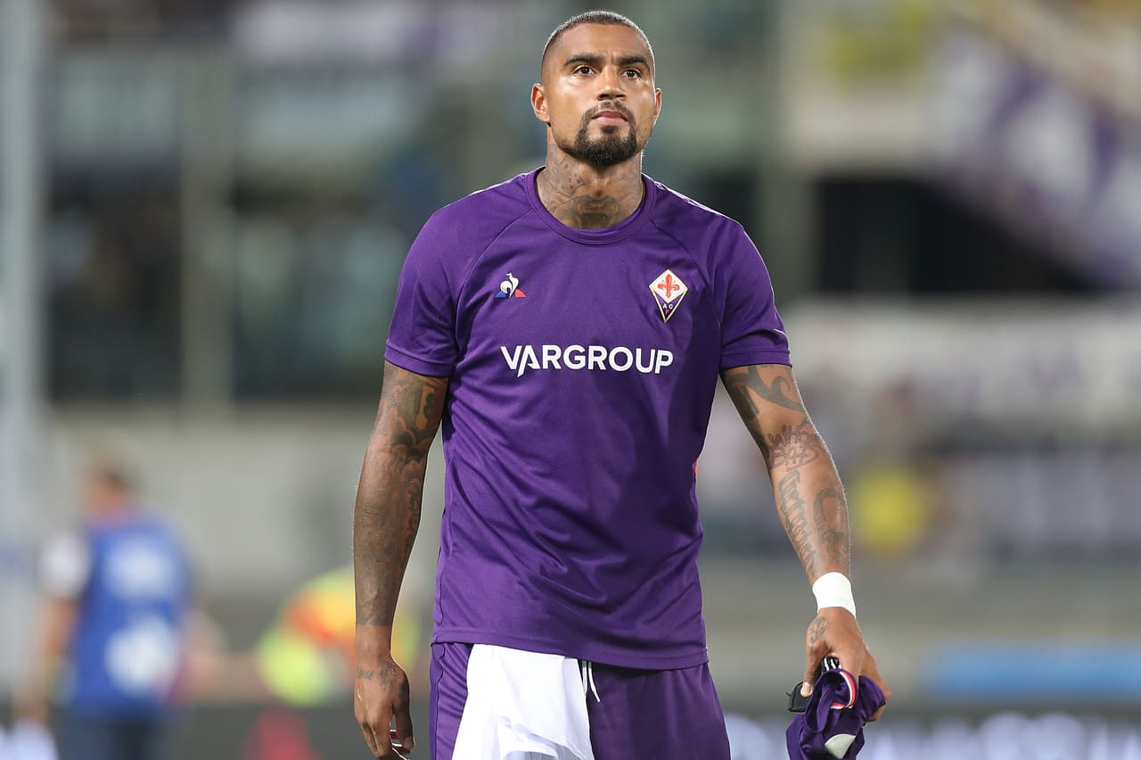 Kevin-Prince Boateng, centrocampista ghanés nacido en Alemania, se cansó de los gritos cada vez que tocaba un balón. Sus compañeros se solidarizaron y dejaron el campo de juego junto con él.