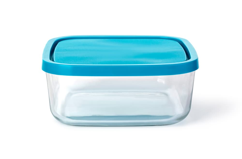 Utiliza un recipiente de vidrio que de preferencia sea nuevo y no vayas a volver a usar más adelante. No importa el tamaño.