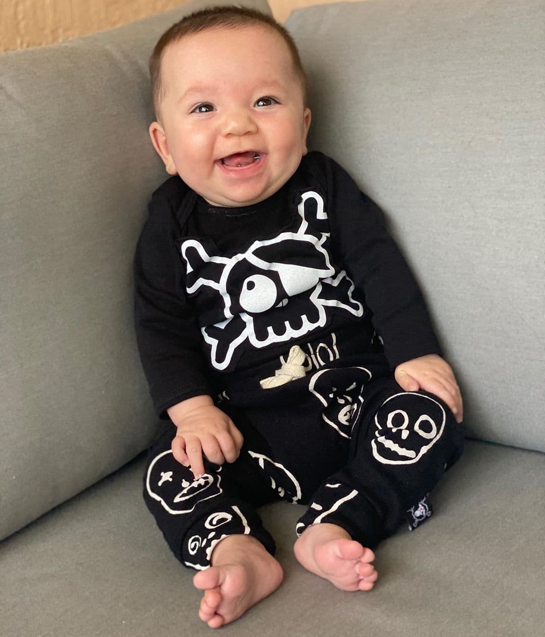 Y vaya que este pequeñito se ve cada vez más grande. Aquí regalándonos una bellísima sonrisa.