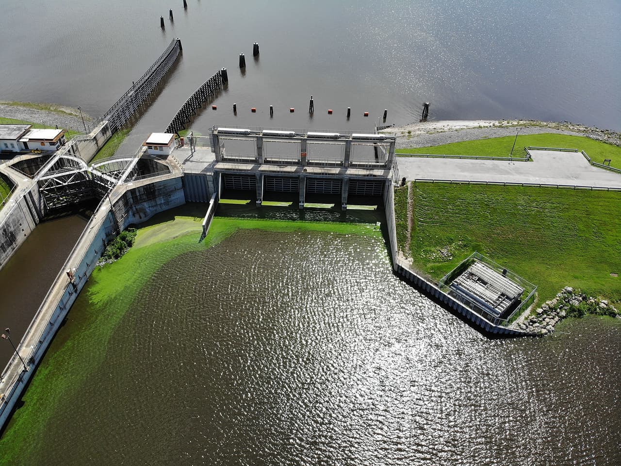 En los últimos años, las autoridades se han visto obligadas a realizar descargas controladas de agua a través de los ríos ante el peligro de desbordamiento del dique Herbert Hoover, que rodea el lago.