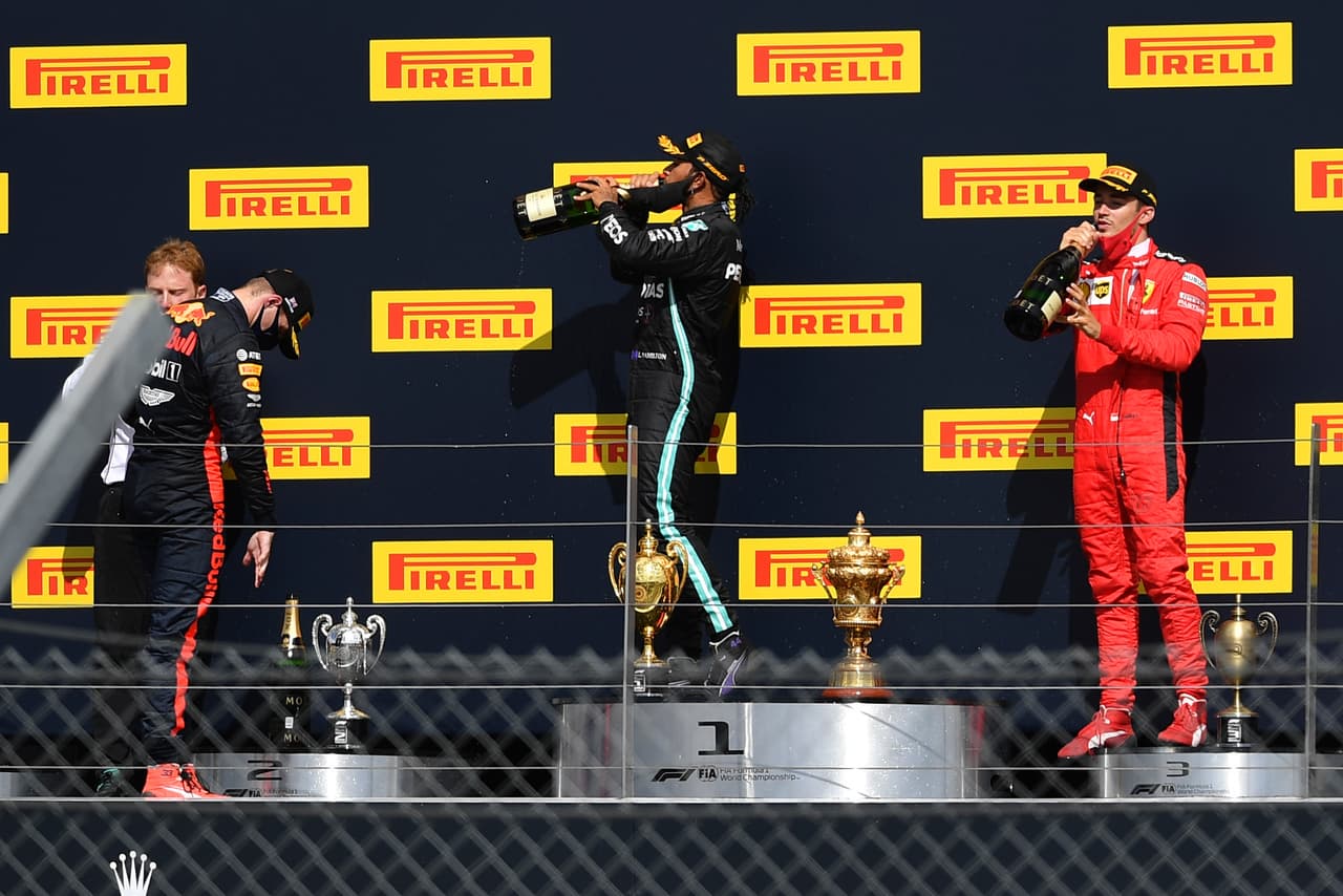 Lewis Hamilton consiguió el primer sitio en el Circuito de Silverstone. Verstappen y Leclerc completaron el podio. Ricciardo y Norris llegaron en cuarto y quito, respectivamente. Stroll, compañero de Checo Pérez, terminó en el noveno puesto. El próximo fin de semana se correrá la carrera del septuagésimo aniversario.