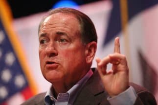 Candidato Huckabee apoya a Paraguay por negar derecho a abortar de niña de 11 años