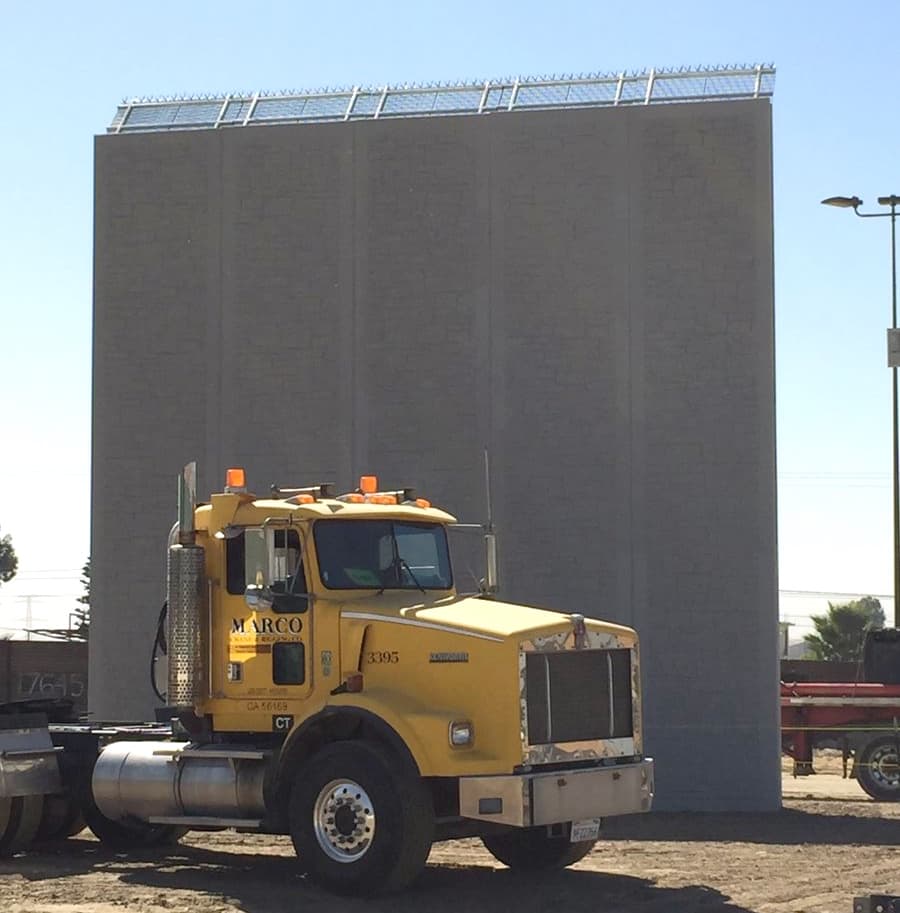 Un muro similar a las bardas con vidrios de botellas que en algunas partes de México existen.