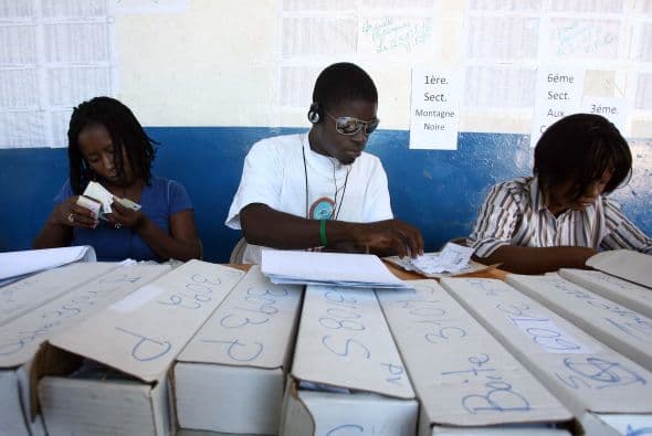 Entre las celdas donde se amontonan los detenidos y "los servicios de circulación", la comisaría de Pétion-Ville, distribuye desde hace una semana los documentos de identidad que permitirán a los haitianos votar.