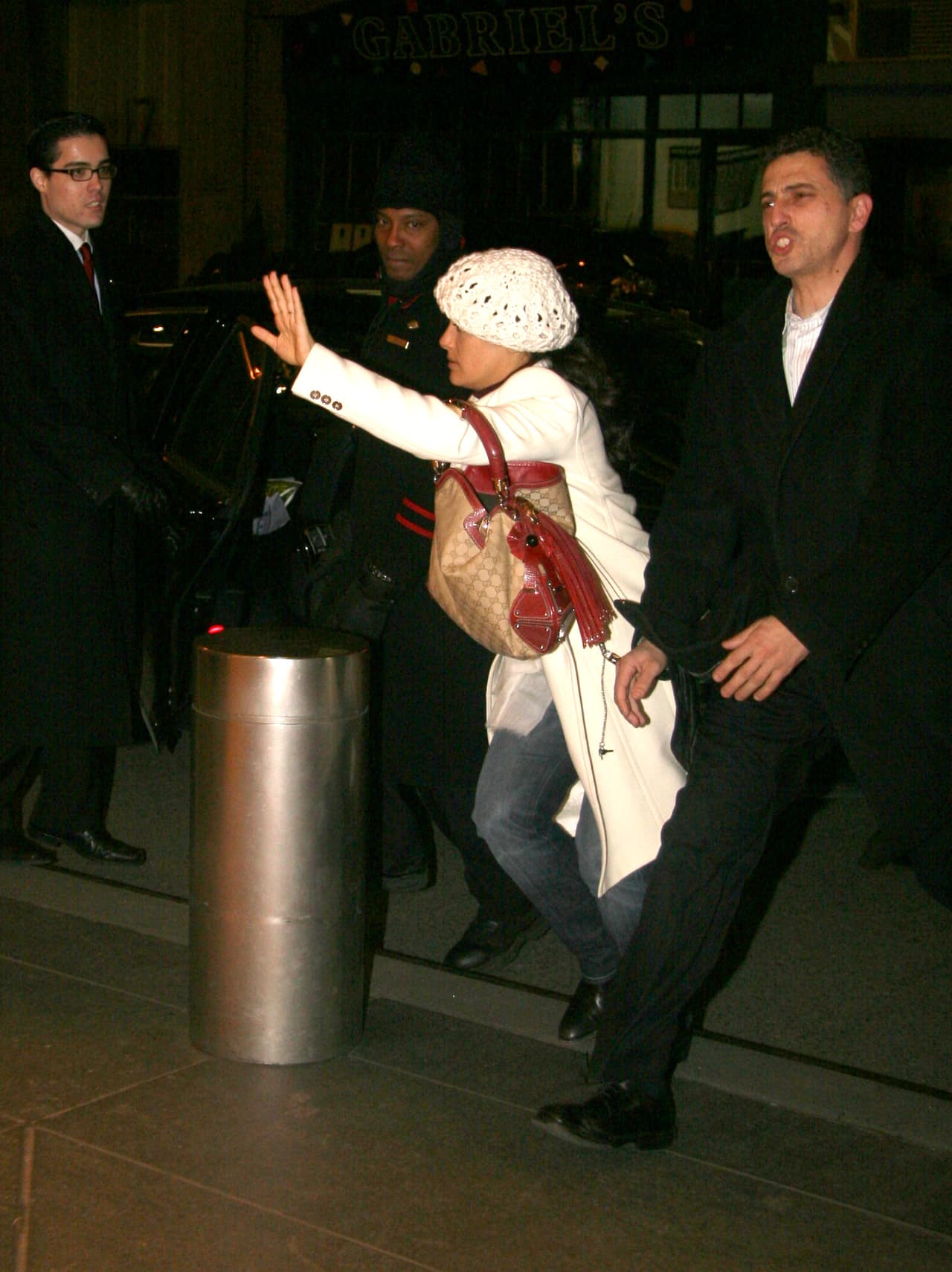 Corrió detrás de ellos.