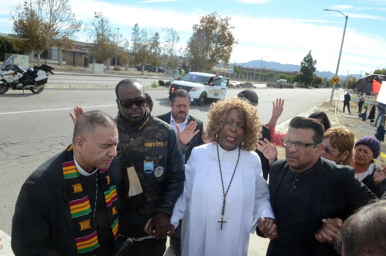 Con rezos, flores y una cruz, residentes de San Bernardino llevan consuelo tras la masacre