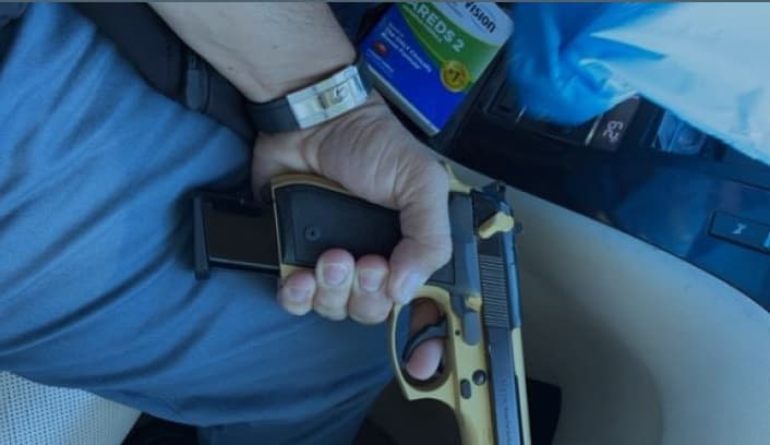 Una foto de una pistola Glock con cargador extendido encontrada por la DEA en el teléfono de Geovanny Fuentes tras su detención en marzo de 2020. El narcotraficate, Devis Leonel Maradiaga Rivera, testificó haber conocido a Fuentes entre 2009 y 2010 en el aparcamiento de una gasolinera de su propiedad en Omoa, en el norte de Honduras. Fuentes tenía una pistola semiautomática dorada y un rifle de asalto de estilo militar AR-15 en el asiento trasero, dijo.