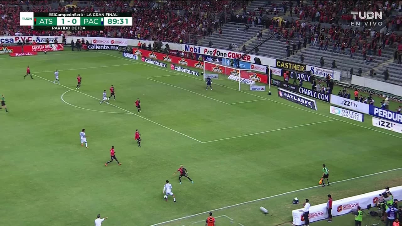 ¡TIRO ATAJADO! disparo por Jesús Hernández.