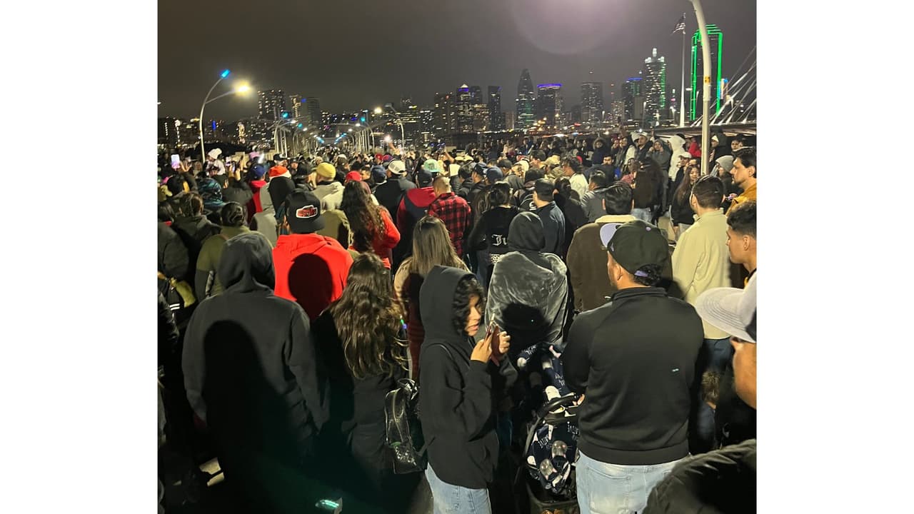 Ahora cientos de personas se reúnen, convocados por DallasCumbia, en el puente a hacerlo vibrar al bailar cumbia colombiana, rebajada o vallenatas. “La cumbia hace que no me sienta solo", dice Saul, "Siento que
<b> toda la gente me abraza porque a todos nos gusta lo mismo </b>y toda la gente estamos ahorita unidos, porque la cumbia nos une”.
<br>