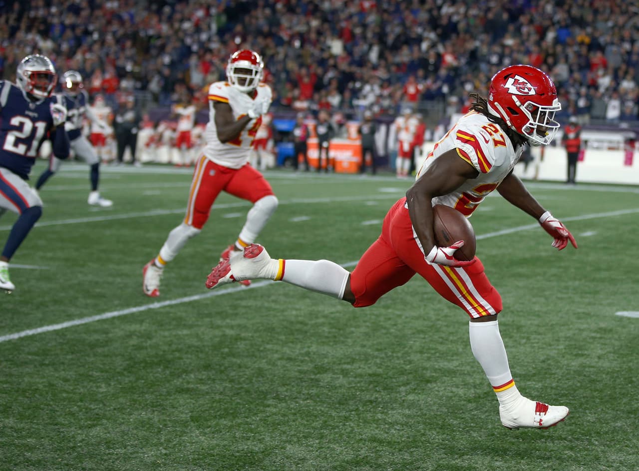 Pero los Chiefs dieron señales de vida apenas empezando el segundo medio. Un pase de 67 yardas de Pat Mahomes a Kareem Hunt acercó a KC 24-16.