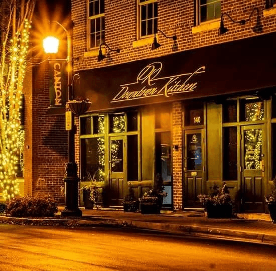 <b><a href="https://goo.gl/maps/pRfzWNYAkqSxJ96y6" target="_blank">Canton</a></b>. Mucha gente normalmente no equipararía a Canton, Georgia, con una ciudad romántica, pero aquellos que viven allí lo entenderán totalmente. Canton tiene cierto encanto, especialmente cuando paseas por Main Street. Siempre hay algo que hacer y aquellos que quieran ver una parte única de la historia de Georgia pueden hacerlo aquí mismo.