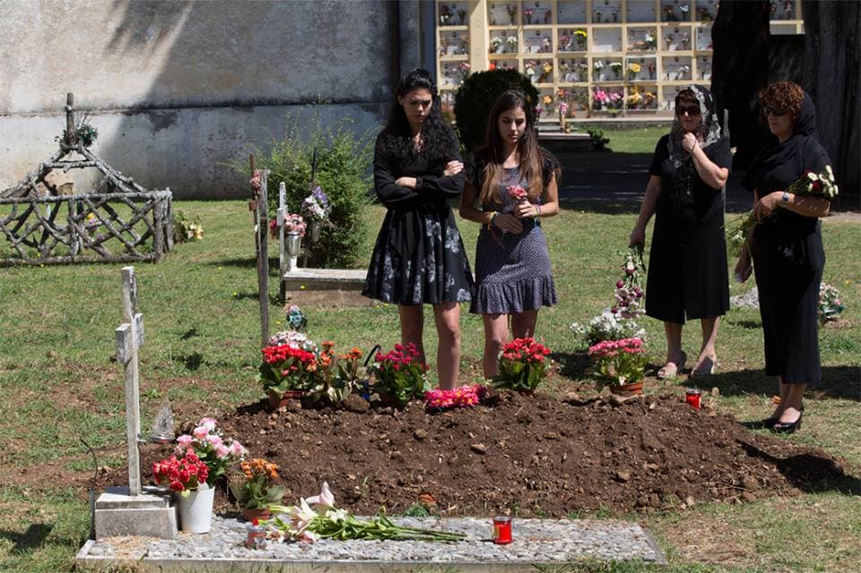 Fiorella y Gianna tendrían que abandonar su amada Maratea en Italia para buscar un mejor destino.